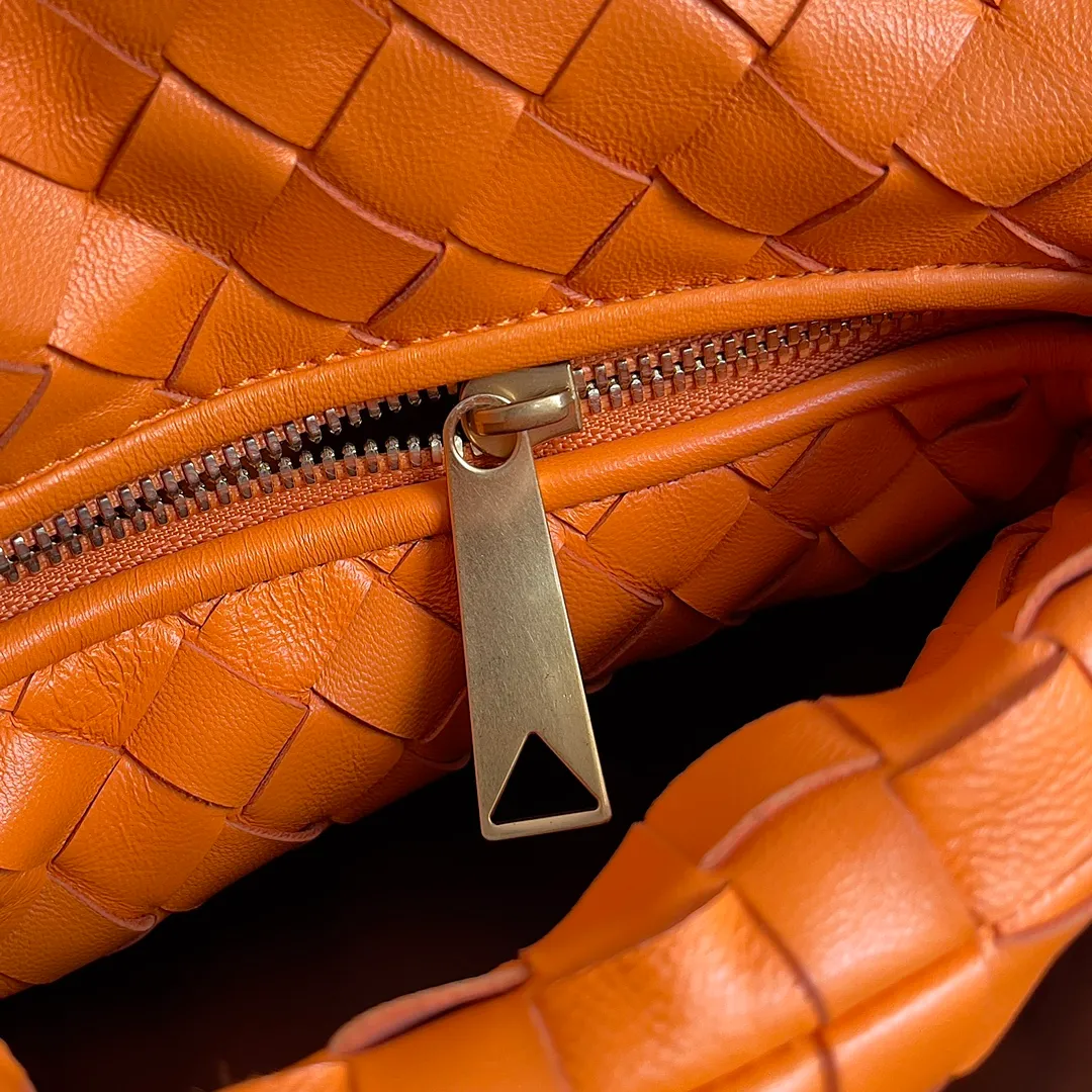 Batch 1120 Bottega veneta͙.——The latest braided and knotted hobo🔥 The top-grade lambskin leather is very soft, the bag shape is unique, practical and durable. It retains the traditional weaving elements while being a bit more flamboyant ~ Made of hand-woven sheepskin, zipper opening and closing, curved seamless structure, effortless to match. Highly recommended⚠️⚠️⚠️ The highest-end in the market🌈 Welcome to compare [Factory equipped with full package] size: 23x15x5cm.   Model: 651876